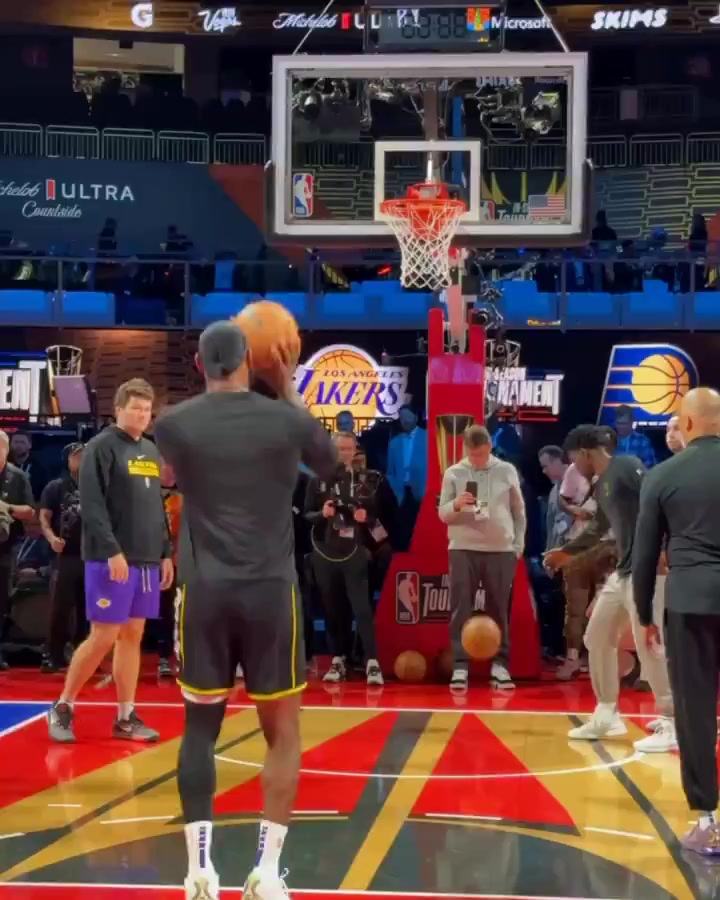 NBA官方晒詹姆斯为季中赛做准备的视频看着状态不错呀