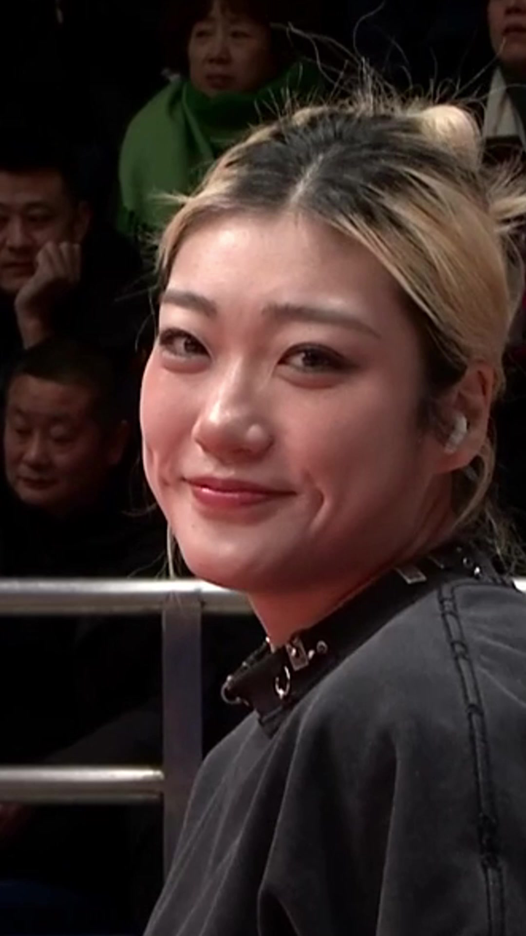 美美的！化妆的李梦场下观战为四川队友们加油