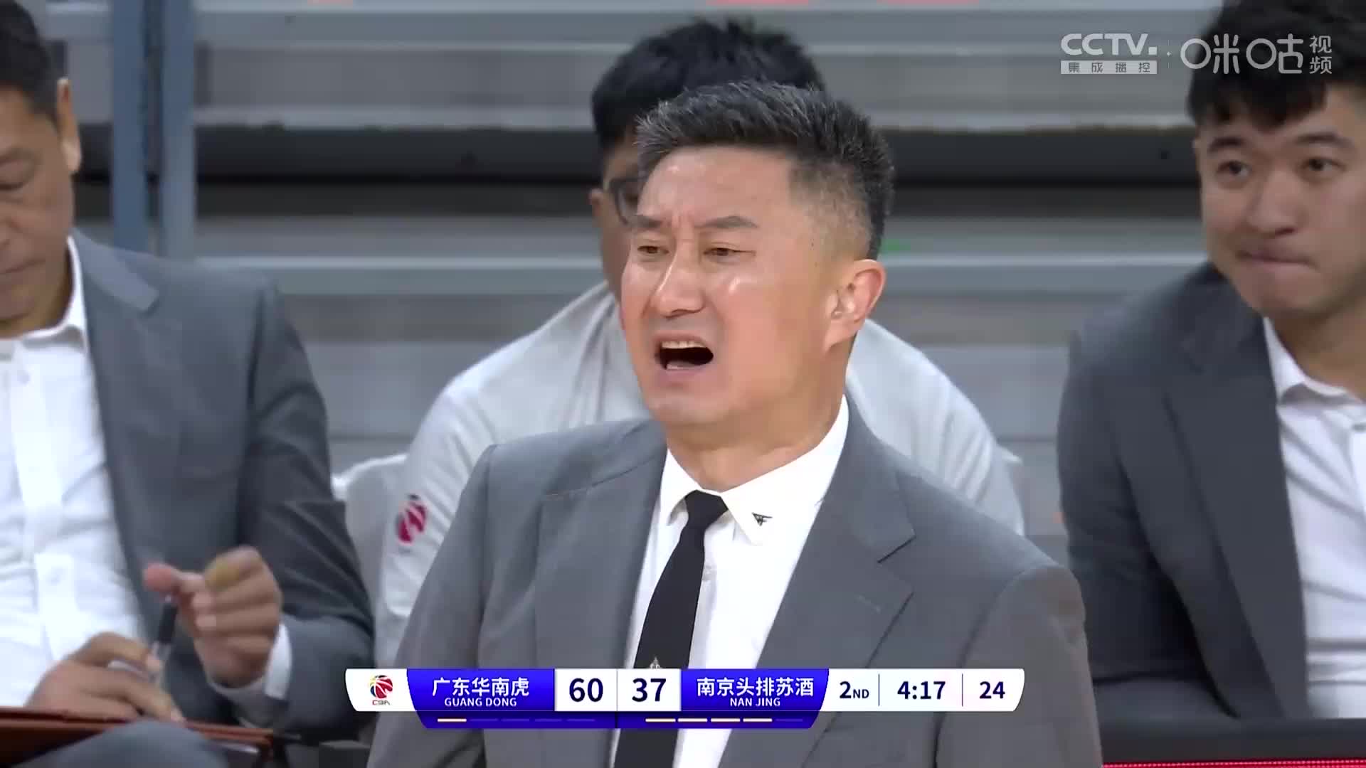 阿日终于不是说我了！杜锋场边训斥球员镜头立马切给曾繁日