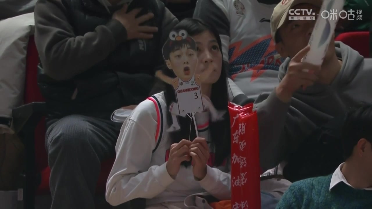 哈哈！美女手拿胡明轩趣味玩偶被镜头拍到时非常害羞