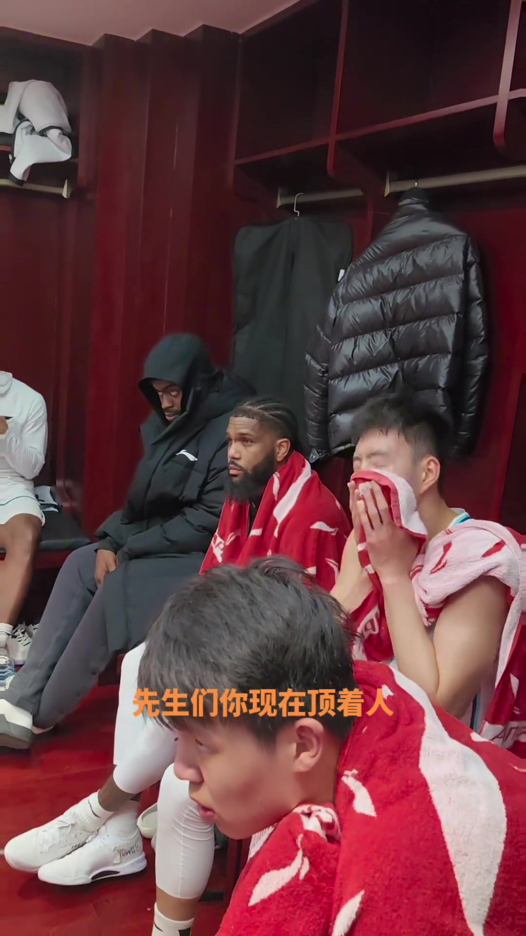 CBA外援想怎么打都行看看刘维伟在更衣室怎么跟鲍威尔说的