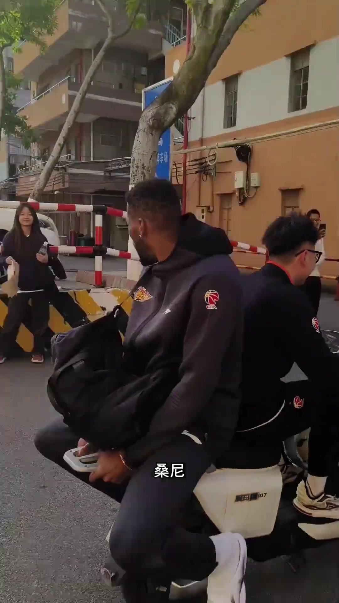威姆斯倒坐电动车网友：老威回广东真开心啊