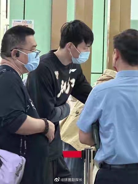 媒体人：吴前今日出现在沈阳当地一家医院他的手捂着肋部位置