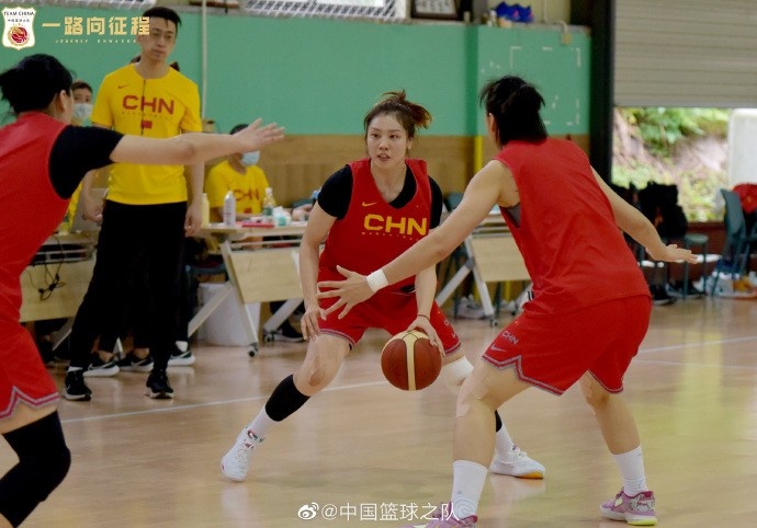 又飒又美！中国篮球之队官博晒中国女篮集训照