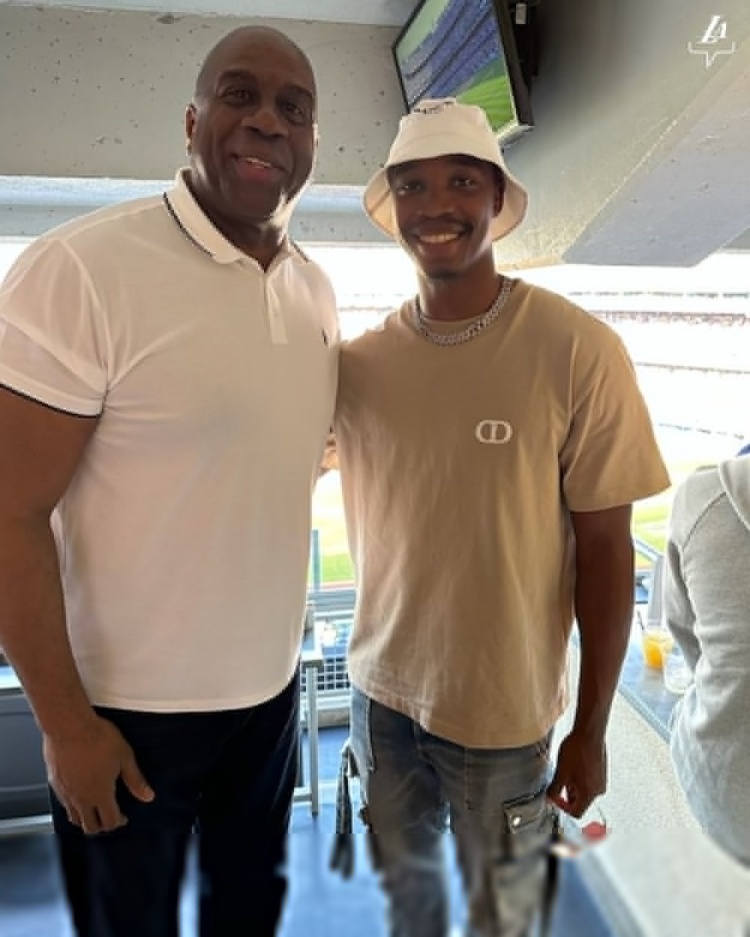 朗尼沃克观战湖人同城MLB球队道奇主场比赛并和魔术师合影