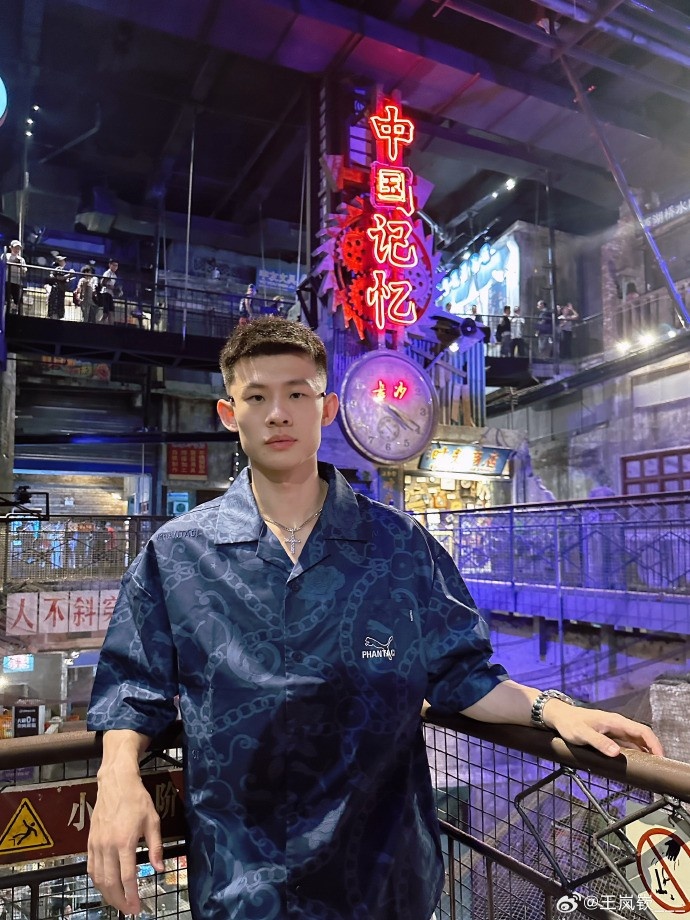 潮流帅哥！王岚嵚晒在湖南长沙的游玩照