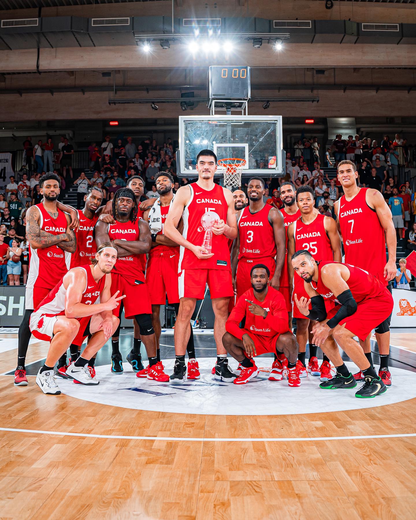 加拿大德国超级杯夺冠合影众星让NBA“弃选秀”周志豪站C位