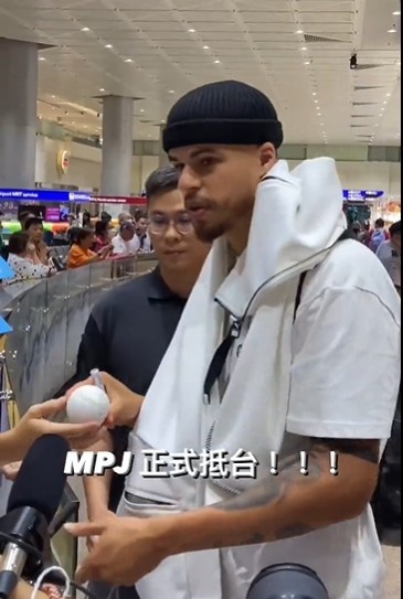 小迈克尔波特抵达中国台湾参加棒球赛受到球迷热情追捧！