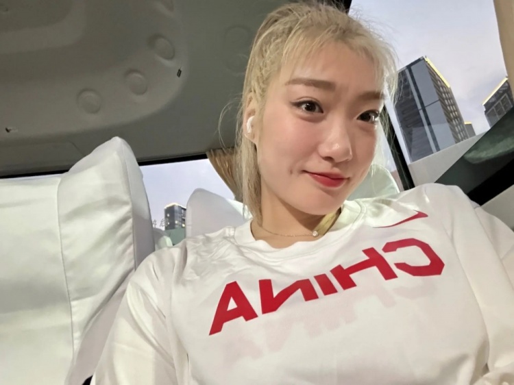 小组赛对阵蒙古！李梦晒近照：我们晚上见哦中国女篮来啦