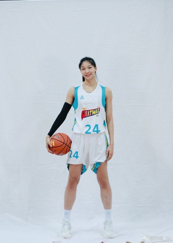 北京女篮球员齐钰晒定妆照：专注于做更好的自己