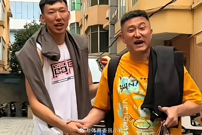 氛围真好！杜锋带领周琦与大批球迷互动大伙儿为周琦加油鼓劲