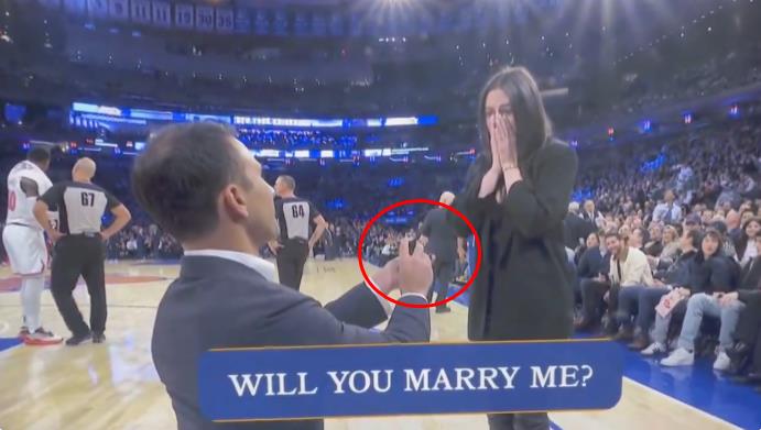 太损！尼克斯现场有球迷求婚美记调侃：50年首次发戒指啦