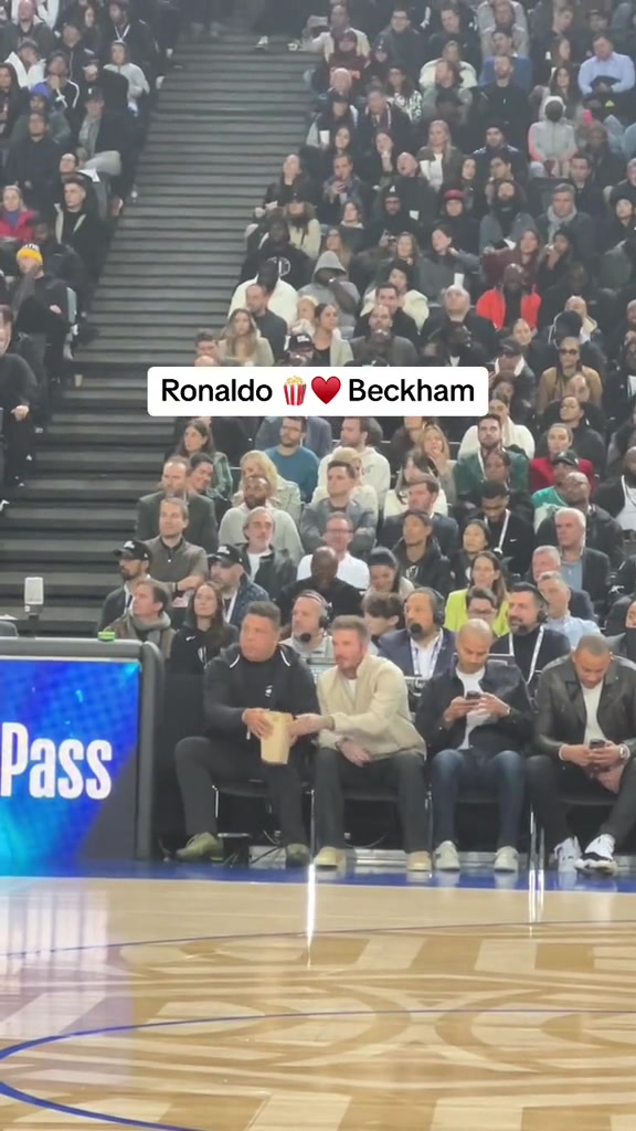 罗纳尔多、贝克汉姆与托尼帕克一起观战NBA
