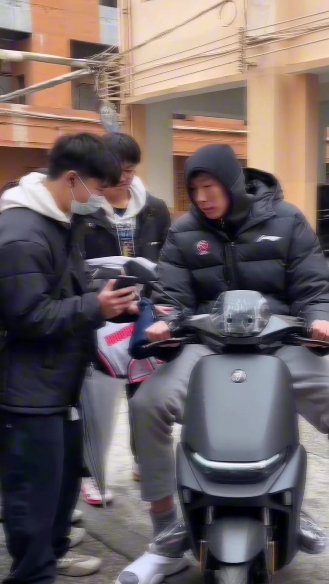 球迷拦下周琦的小电驴要签名周琦这眼神亮了