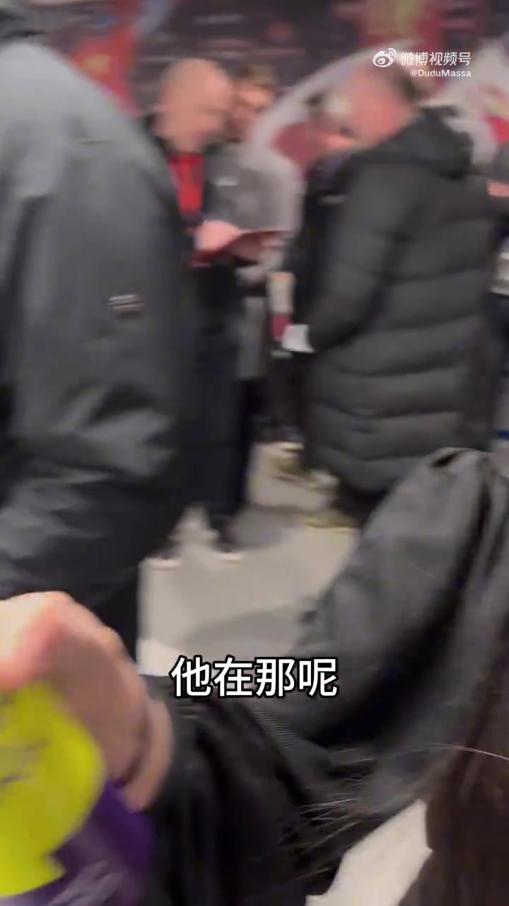 中国小姐姐调侃利物浦小孩哥：英超全场最佳奖杯现在是我的了