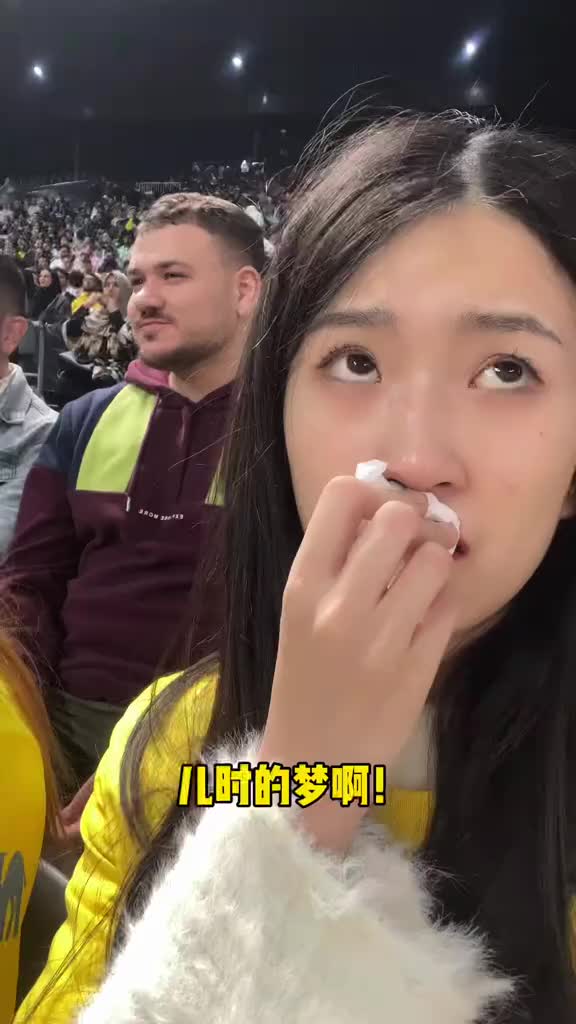 国内女球迷：我1万元买的票，看到梅罗同框值了