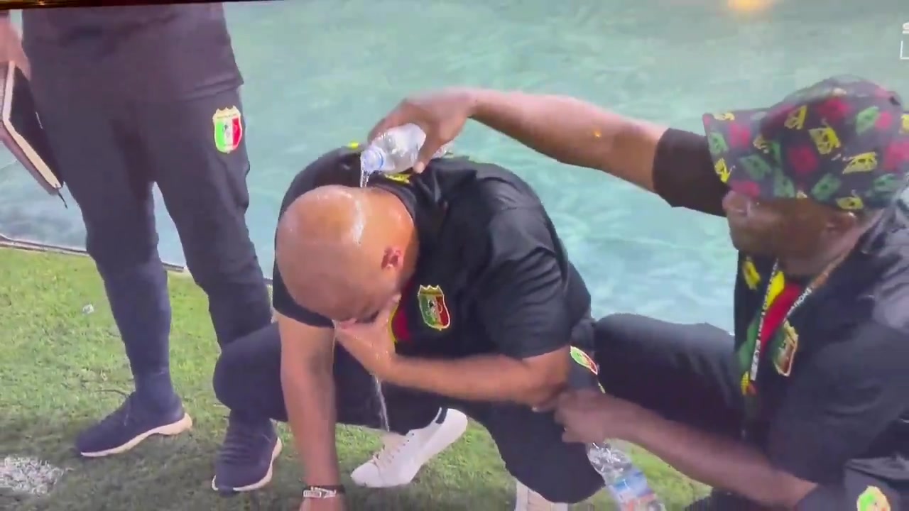 什么操作马里助理教练戏剧性的往主教练的头上浇水