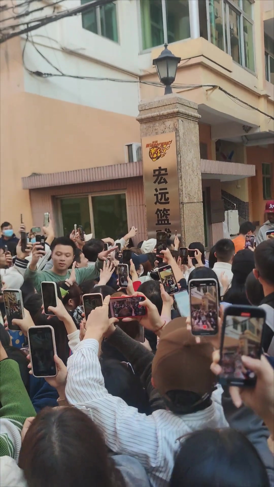 山高路远就此别过！众多广东球迷围在广东宿舍门口送别马尚