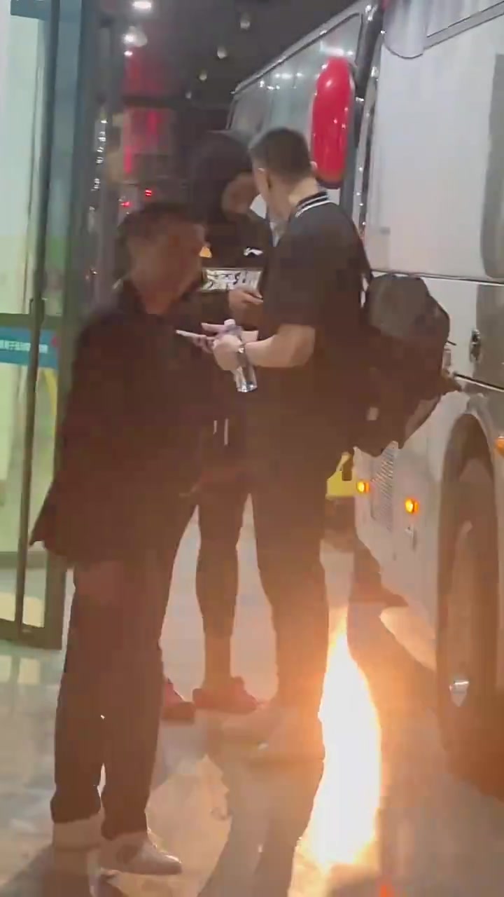 广东此前与深圳的比赛赛后杜锋与萨林杰互换联系方式
