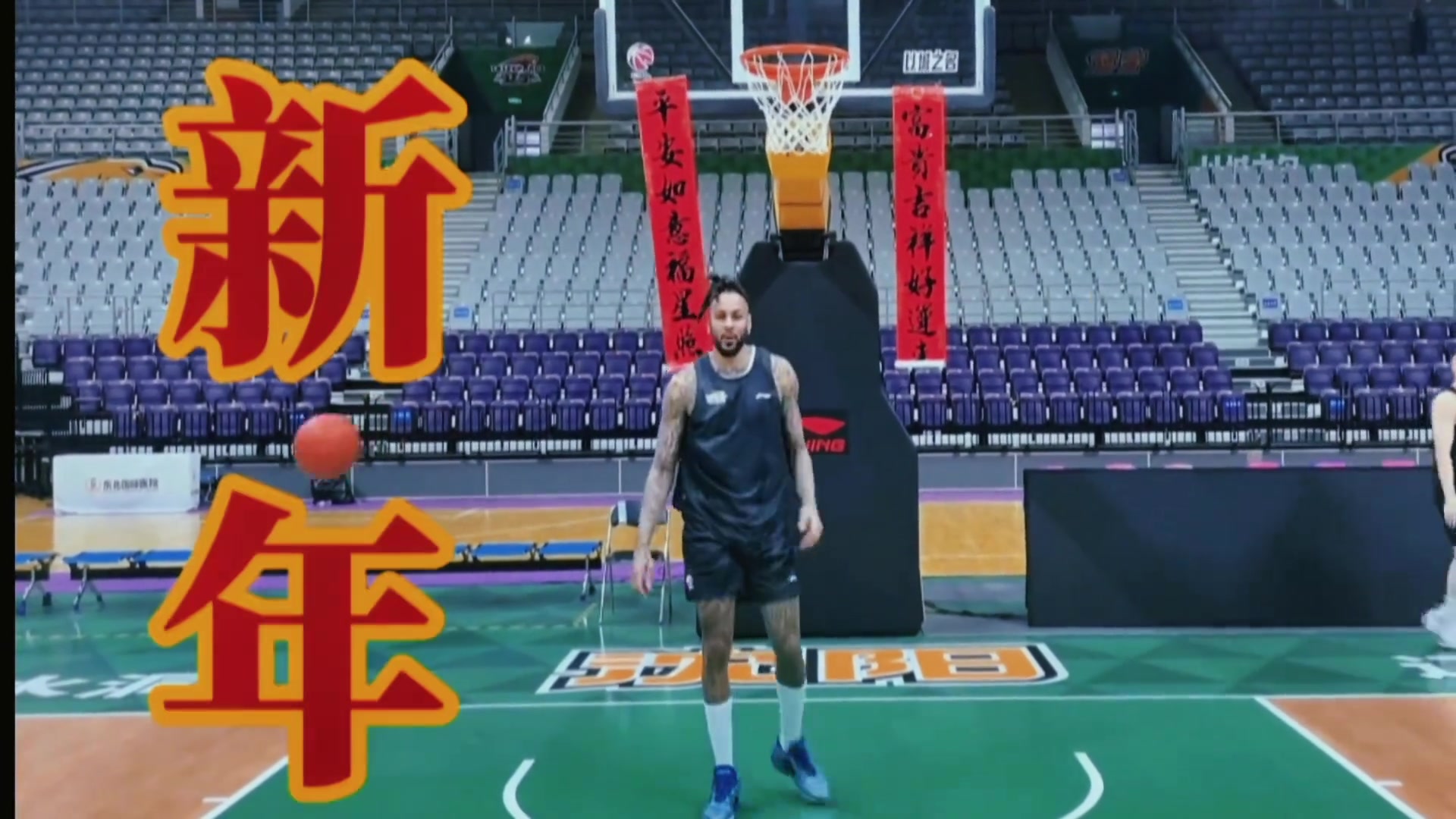 辽篮创意新年祝福：李虎翼&张峻豪摸板贴对联莫兰德扣篮送祝福