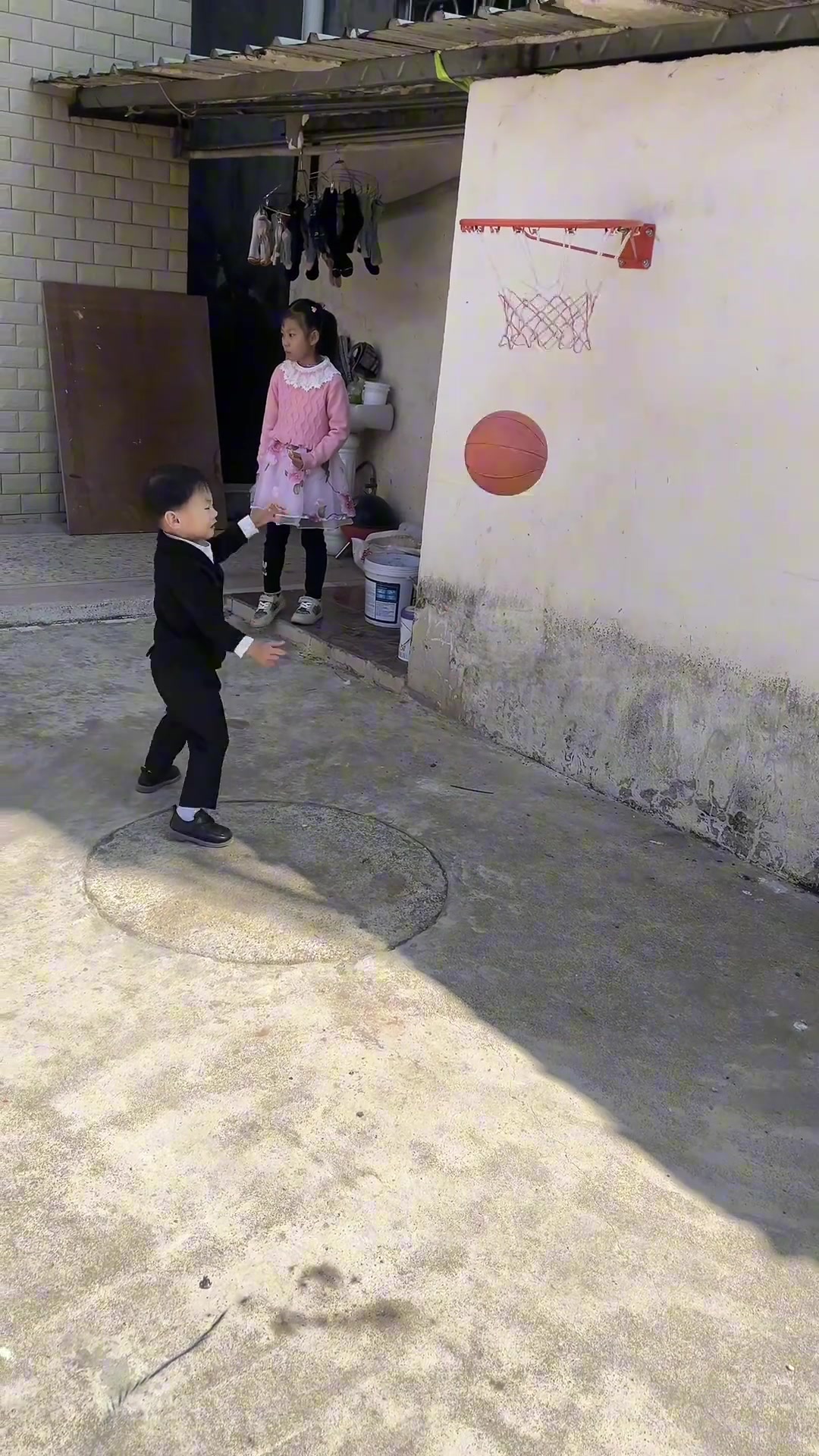 哈哈！徐杰外甥大过年也要训练投篮是想快点赶上舅父吧