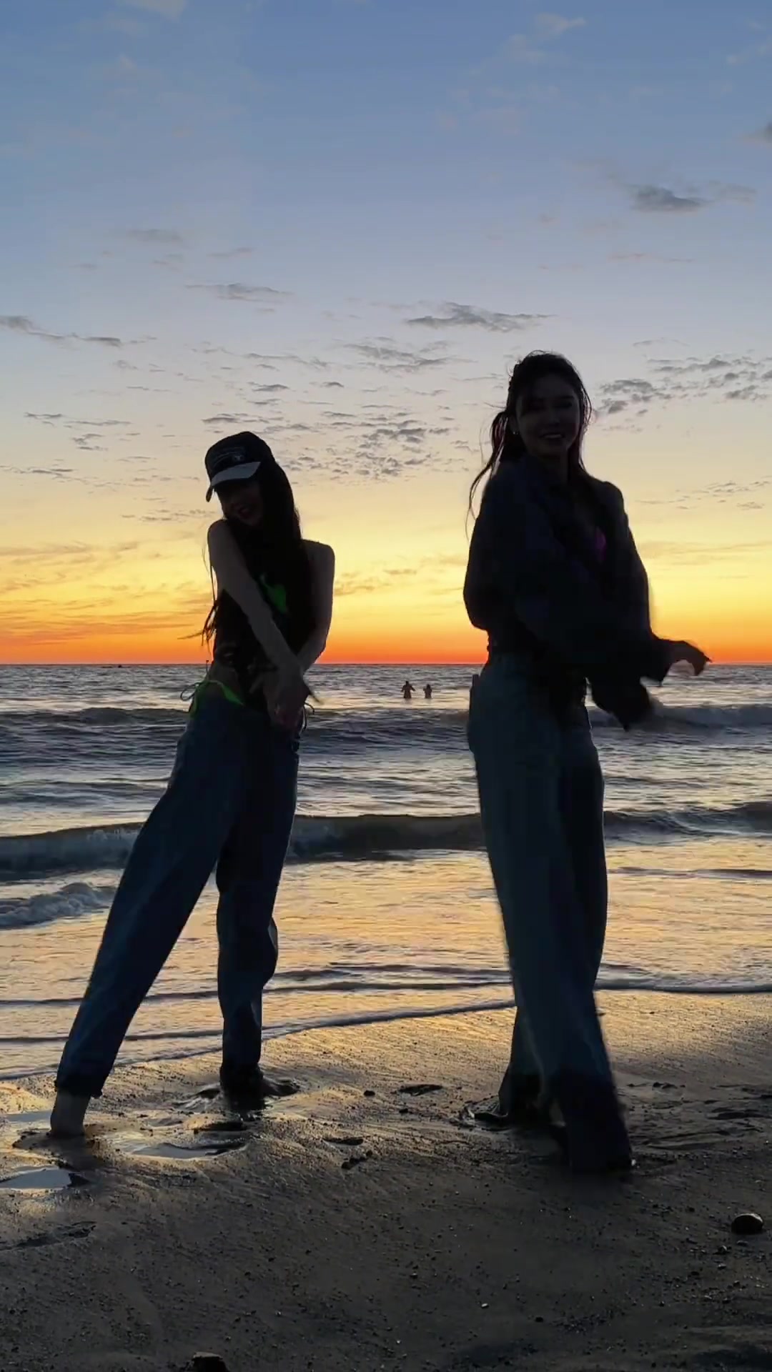 美娜晒与闺蜜在海边跳舞的视频