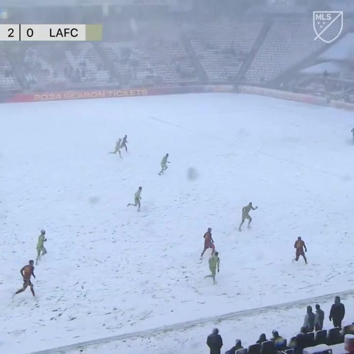 这确定是场足球赛！感受一下美职联的雪地足球