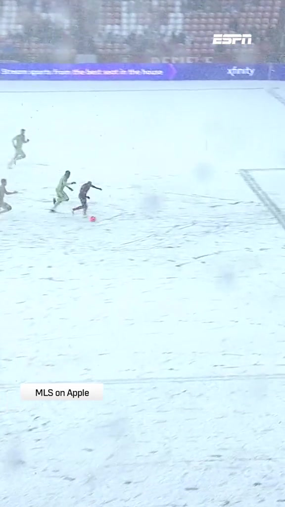 不适应啊，洛里把守的球门在雪战中多次失守