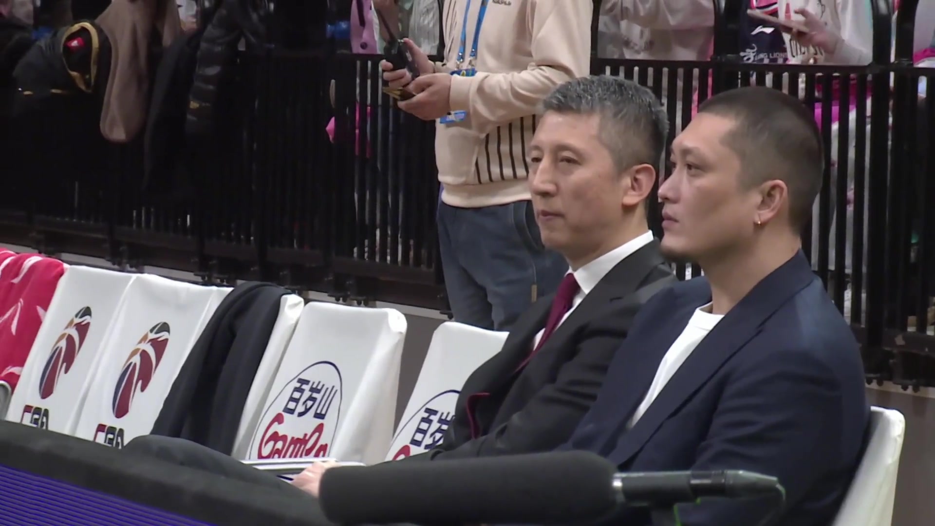 郭导重回辽宁主场现场DJ号召球迷给予郭指导掌声欢呼