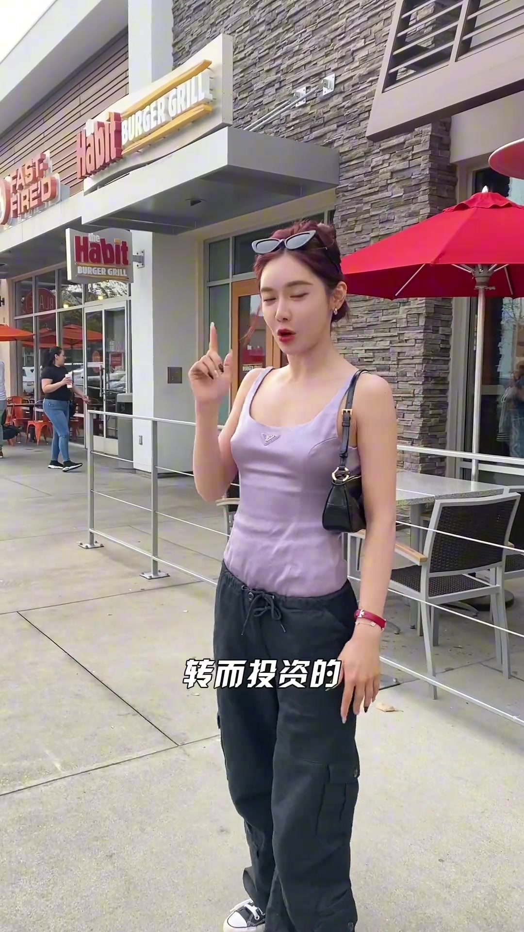 好不好吃不知道但是穿的是真清爽啊！美娜一袭吊带上衣现身洛杉矶的詹姆斯开的披萨店打卡