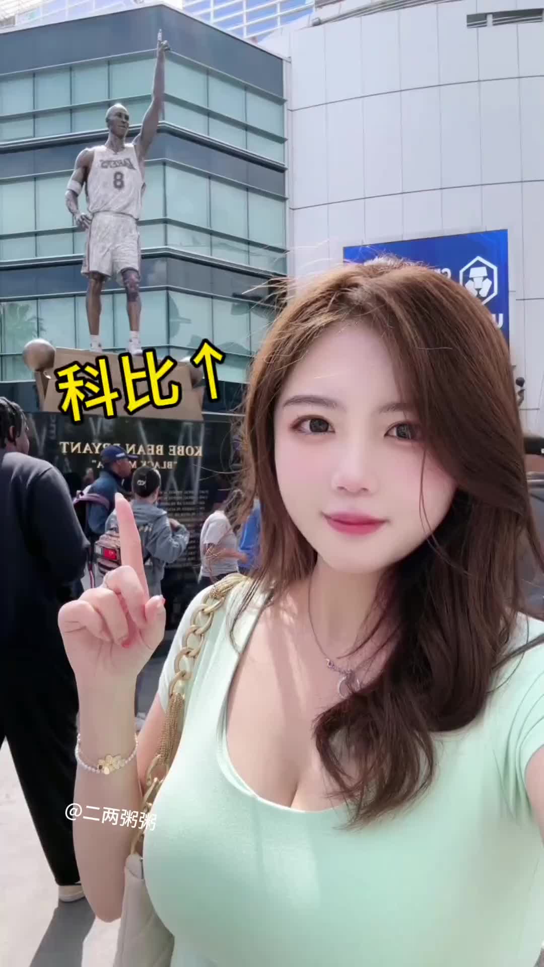 小姐姐打卡加密球馆前科比雕像！