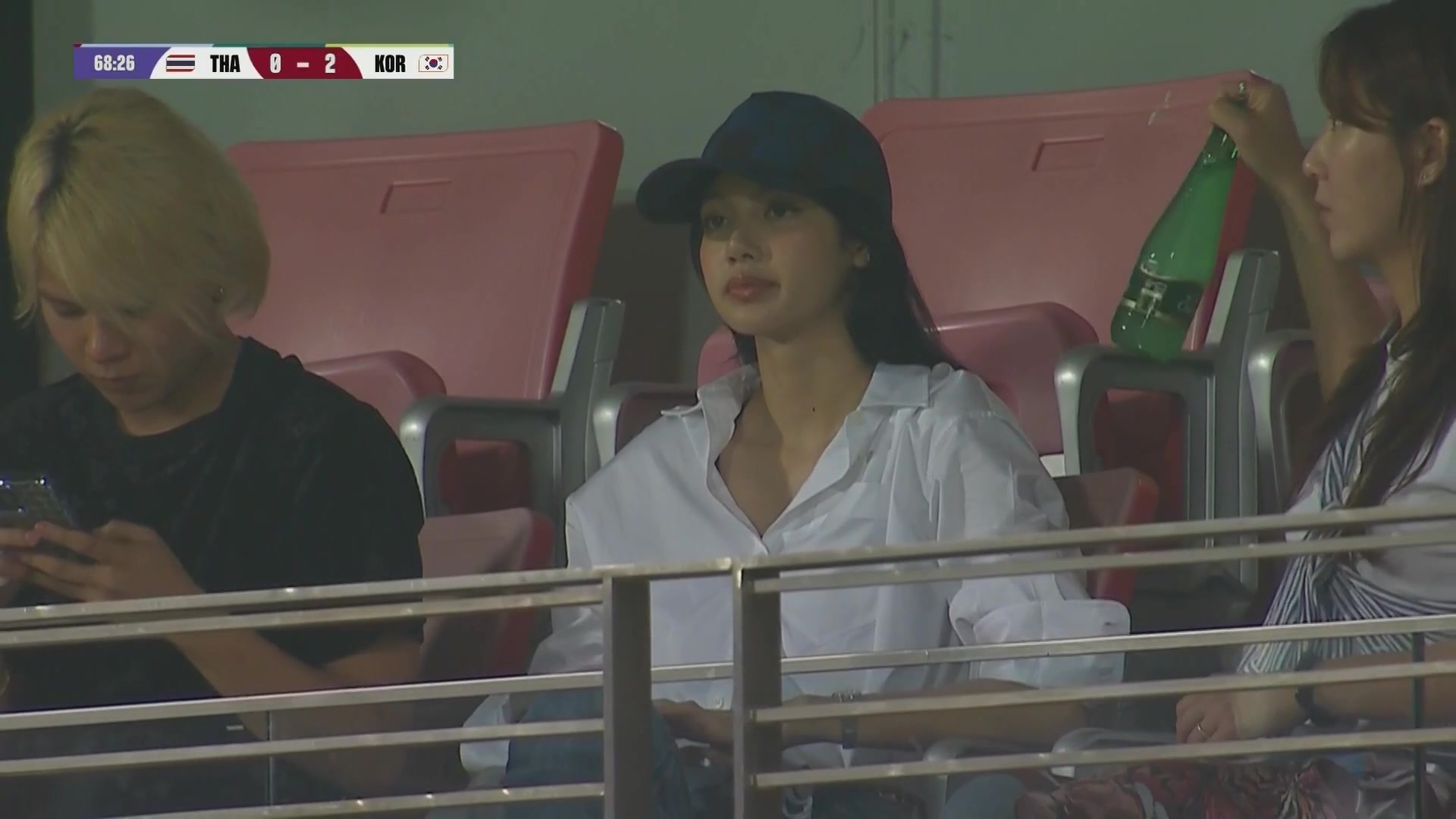 支持谁泰国歌手韩国女团成员Lisa现场观战泰国vs韩国