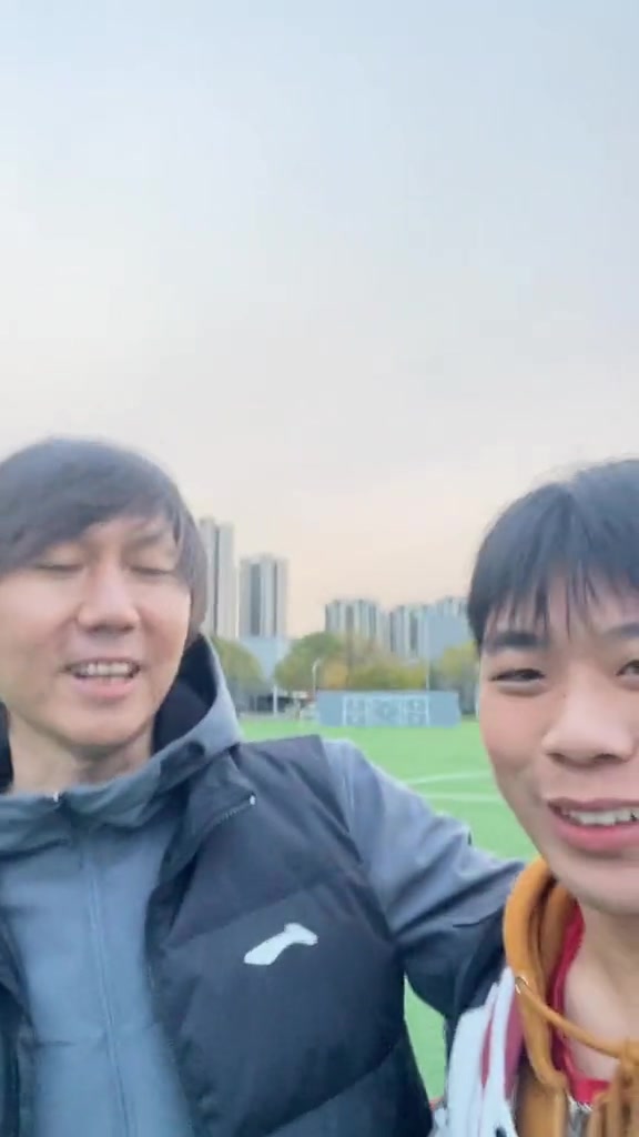 昔日网友和李铁合影时故意吹头发搞怪