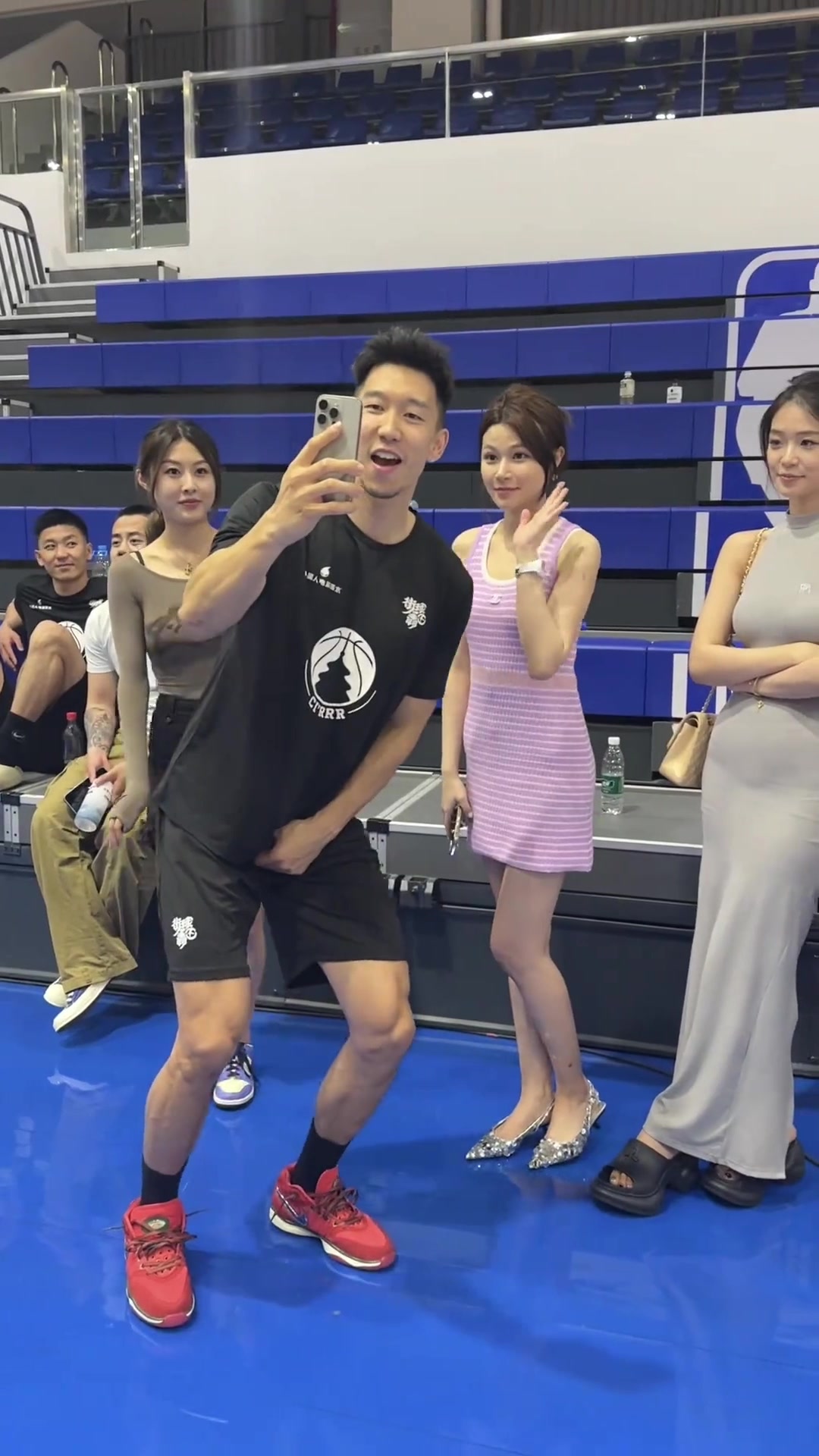 真羨慕啊！曹巖和球場邊多位美女一一拍照合影打招呼