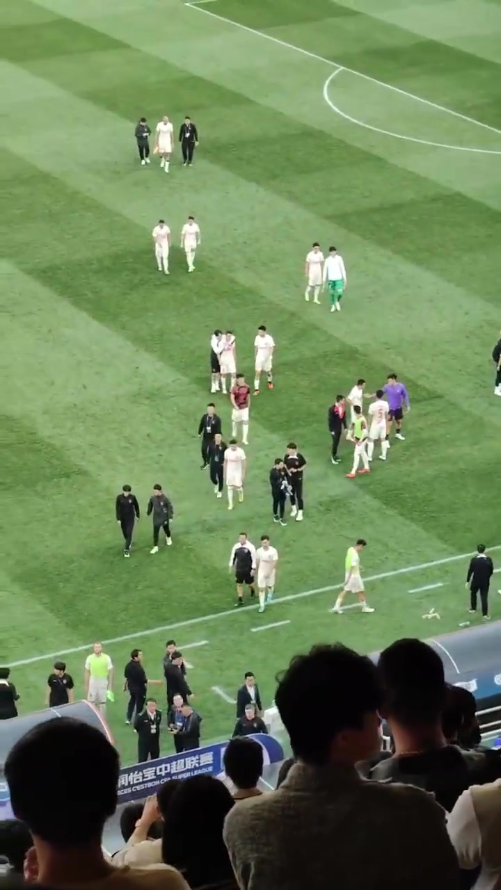 素质堪忧！赛后天津球迷扔水瓶砸球员和工作人员