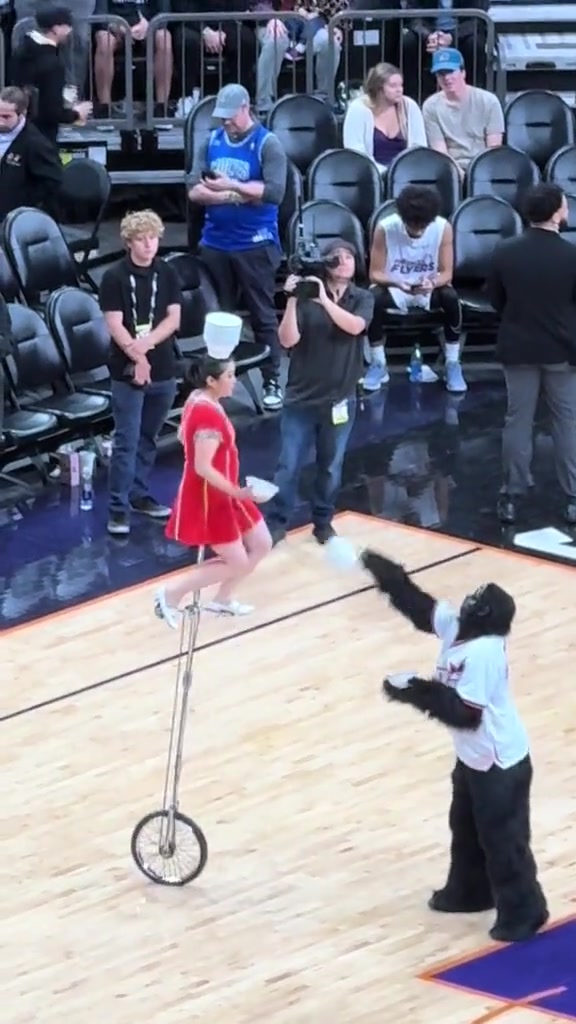 據說5分鐘三千美元！NBA暫停時的表演：吳橋雜技走向世界！