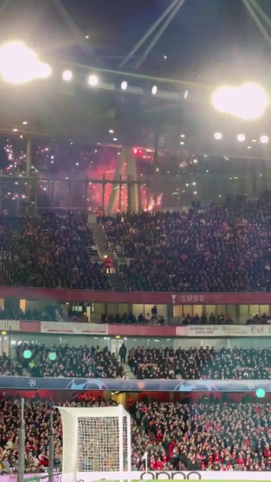 阿森纳vs拜仁，酋长球场外放起烟花