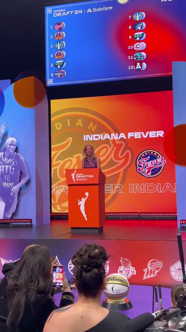 全场疯狂欢呼！NCAA“女库里”凯特琳克拉克当选WNBA状元