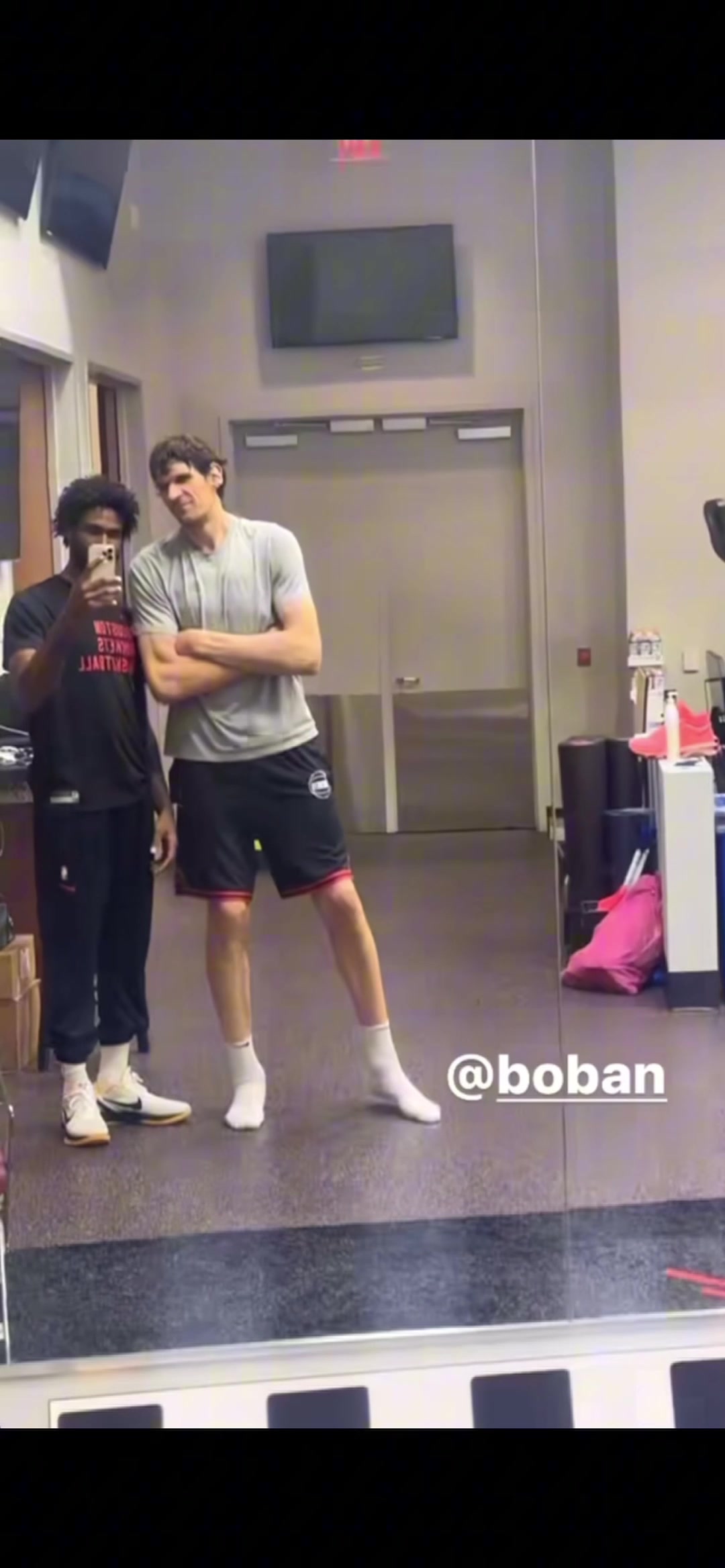 伊森和博班这干啥呢，在健身房里拍逗比视频