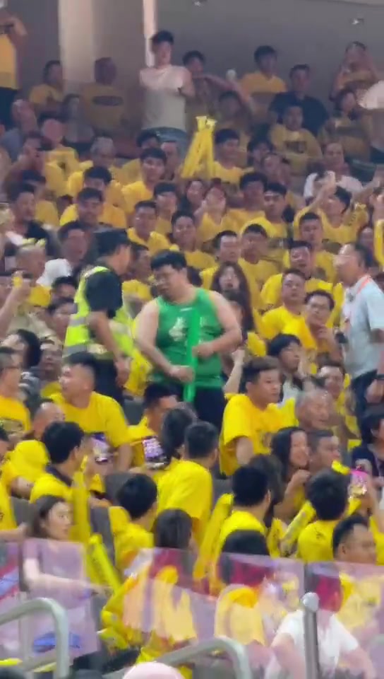 广东主场某辽宁球迷站着看球挡住身后观众现场安保屡劝不听