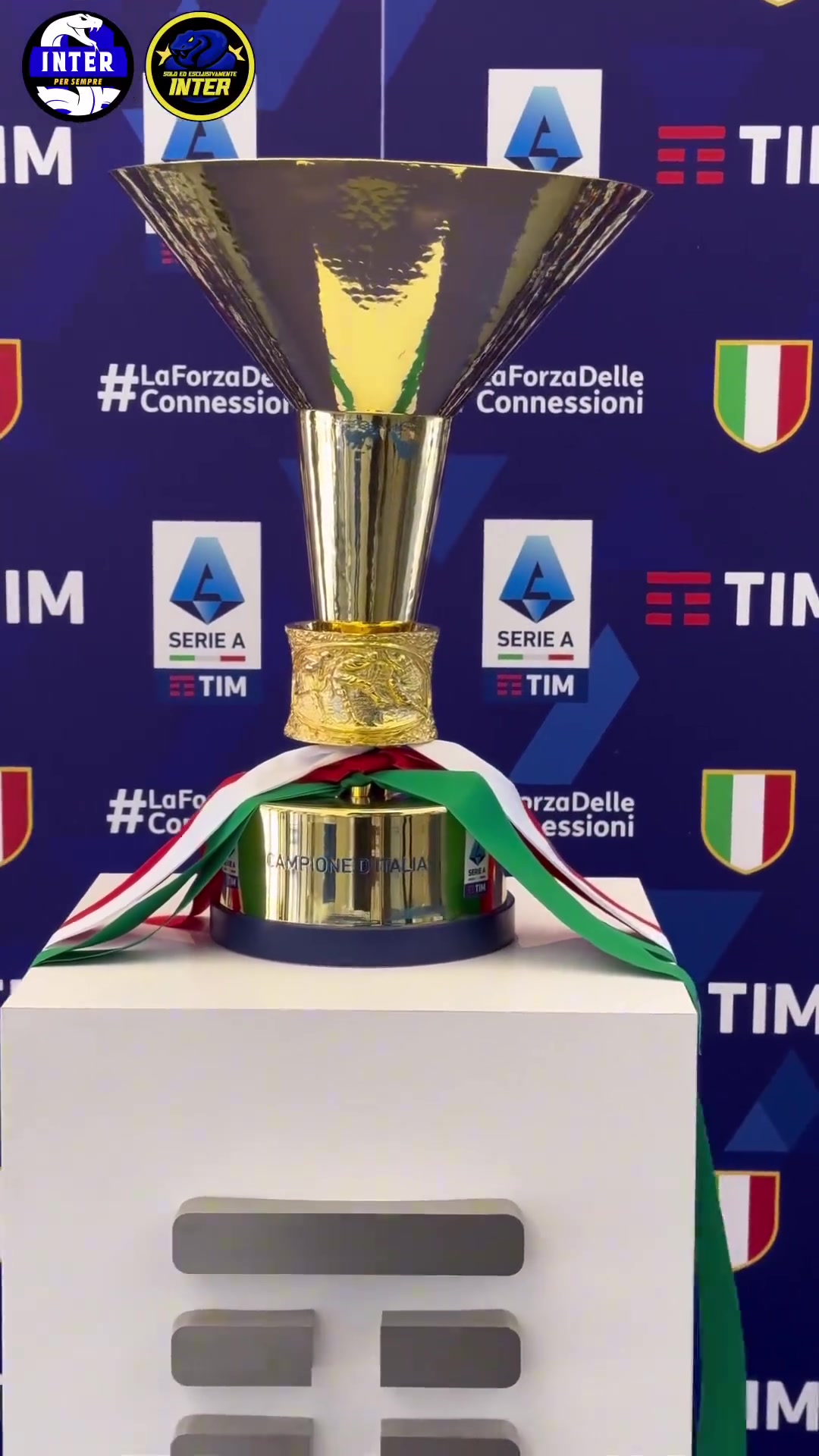 意甲冠军奖杯运抵在米兰城在TIM展示