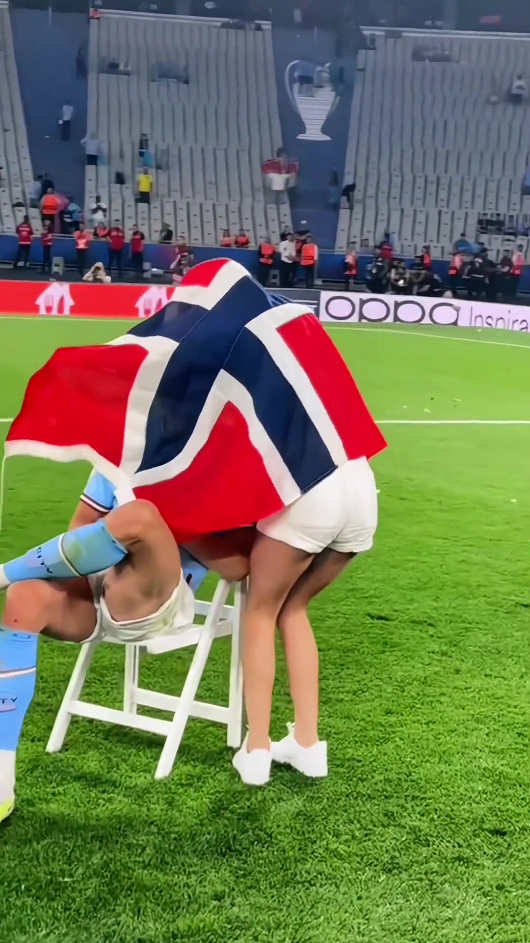浪漫！上赛季曼城夺欧冠，哈兰德女友用挪威国旗挡着给了哈兰德一吻