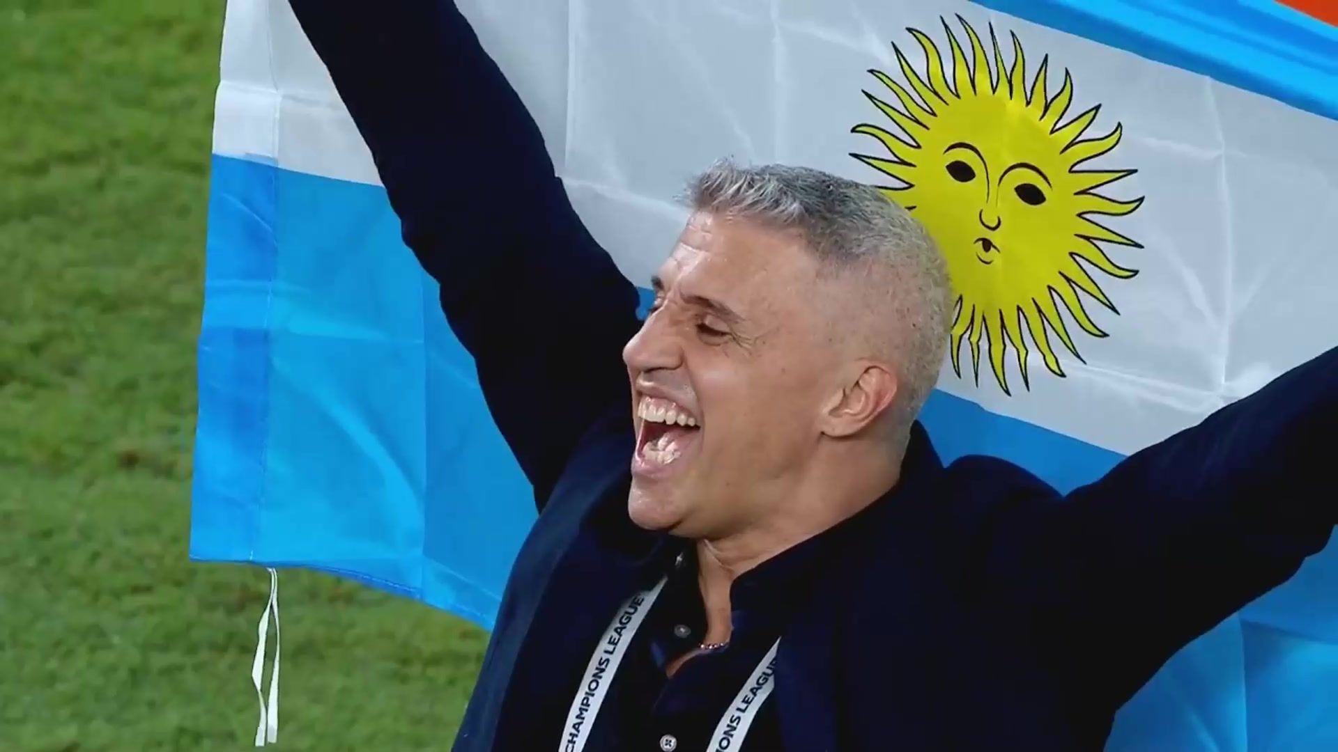 有能名帅克雷斯波带领艾因夺亚冠冠军，赛后高举阿根廷国旗