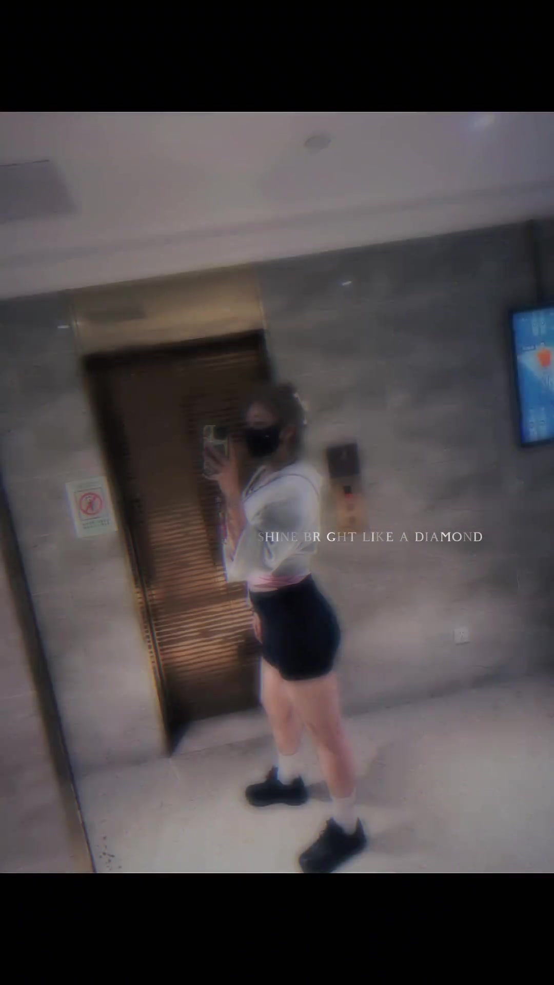 可爱哈！李梦社媒发布电梯自拍视频：闪耀之外，更想照亮