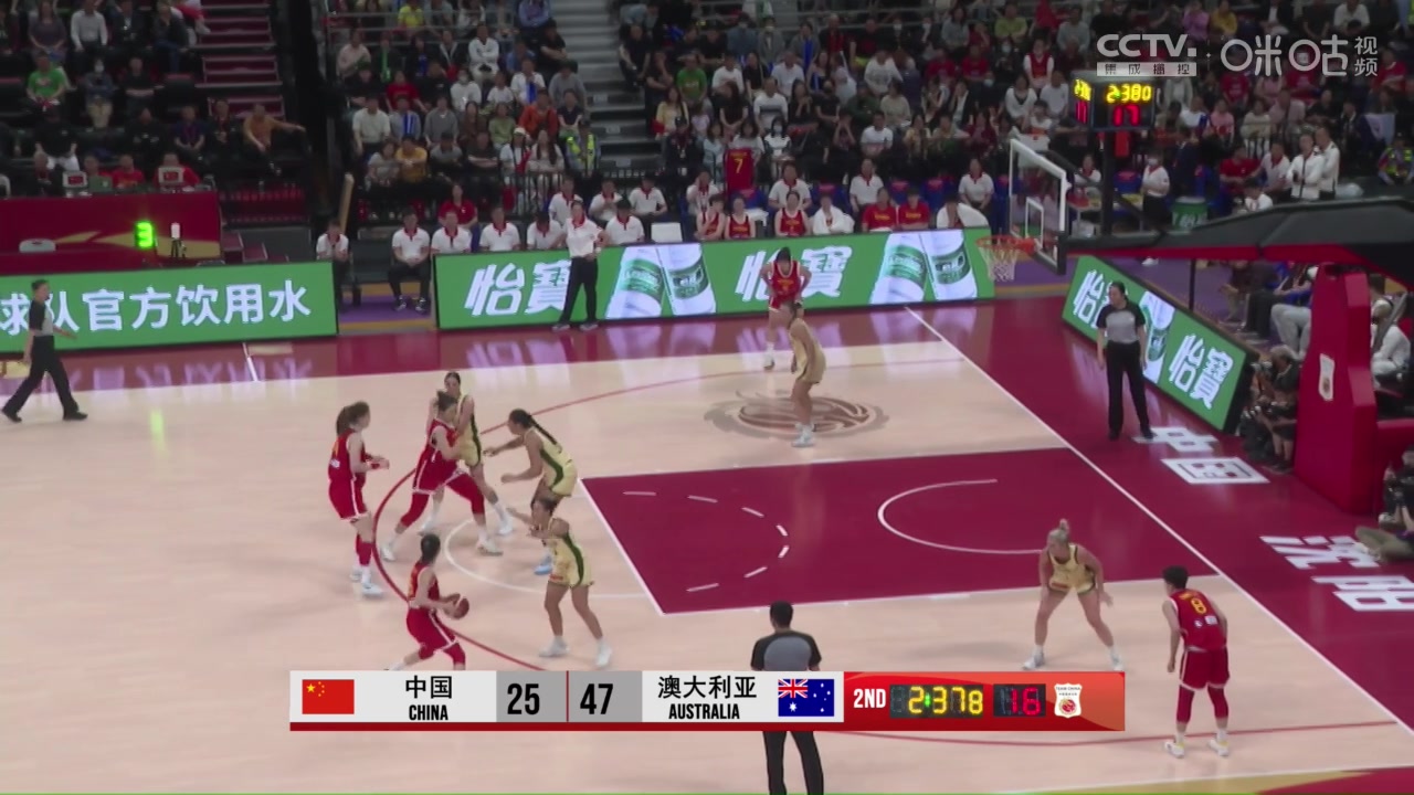 上半场为数不多的亮点！王思雨强硬突破上篮打成2+1，中国女篮仍落后20分！