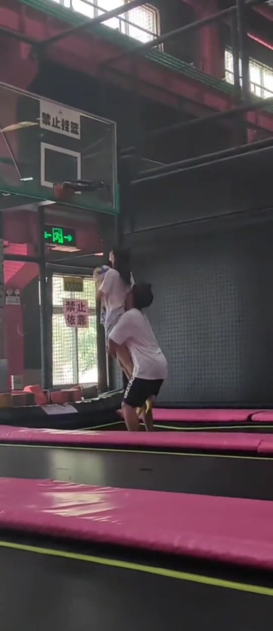 兄弟我来，我扣个猛的！