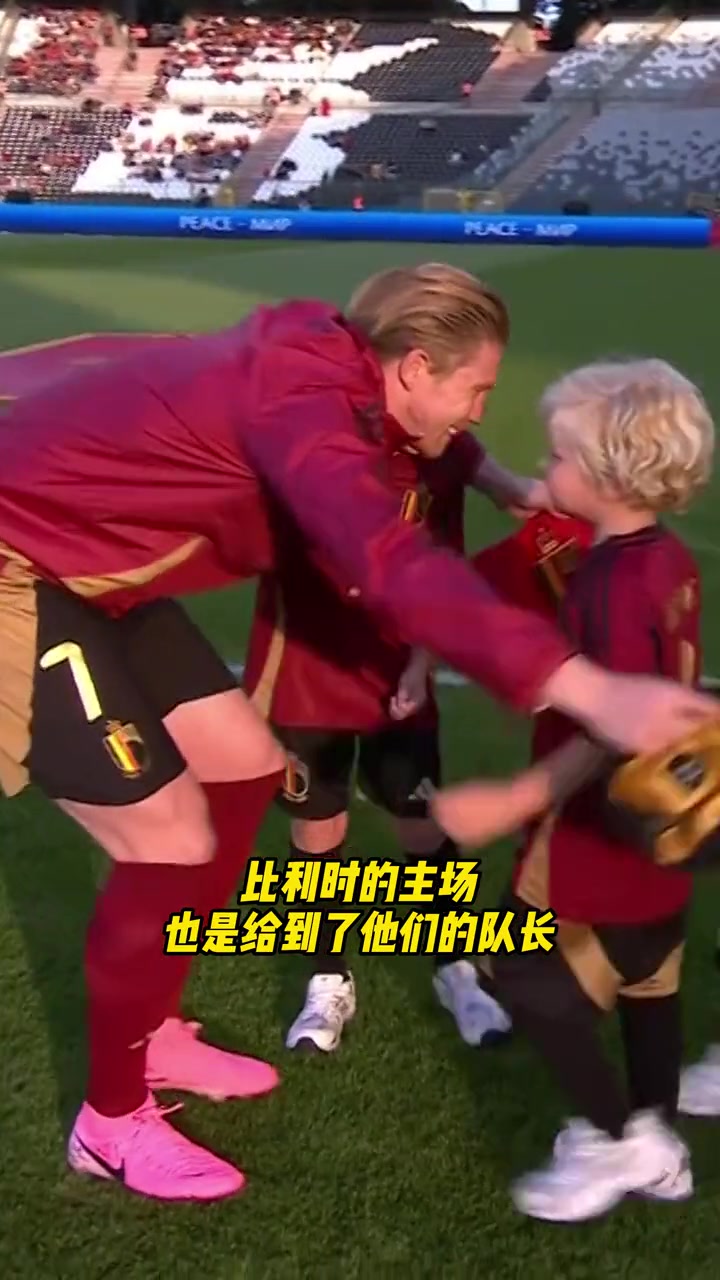 國家隊百場里程碑,丁丁賽前接受頒獎并享受榮耀時刻!