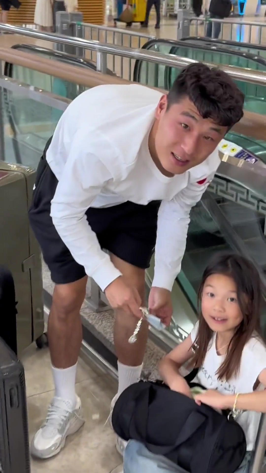 球迷韩国机场偶遇武磊：磊哥！磊哥！可以拍个合影吗