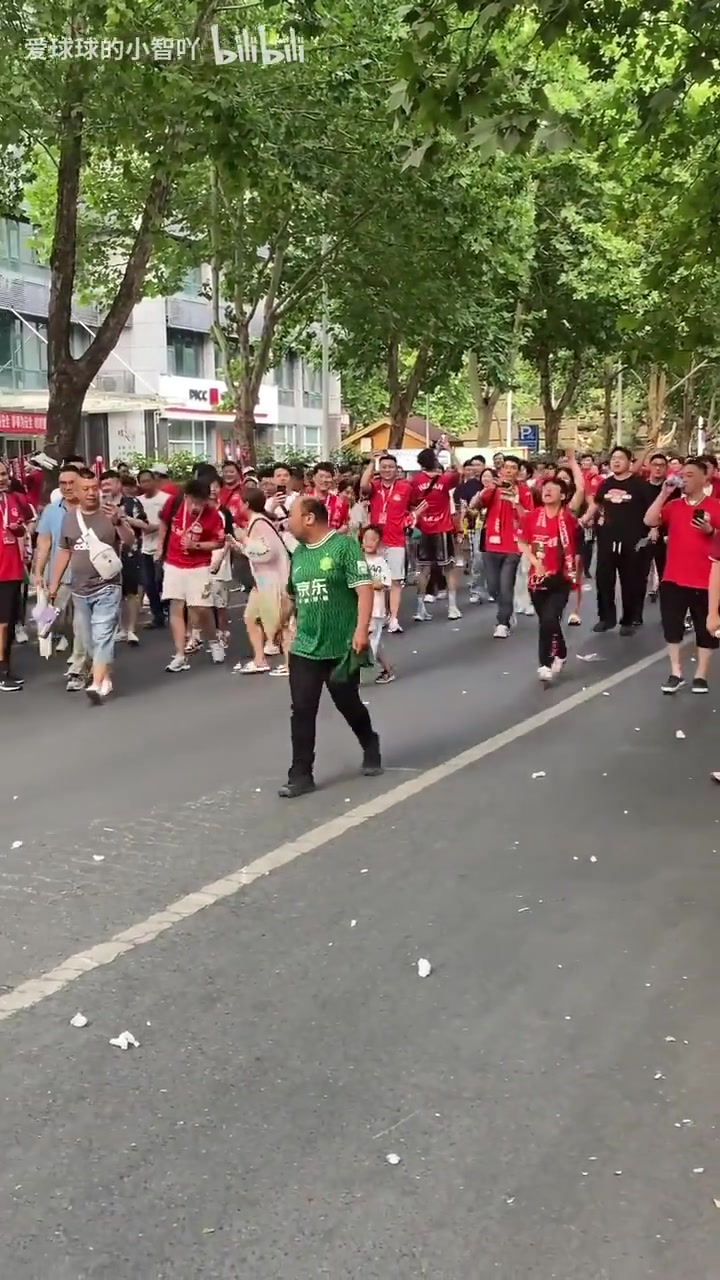 好淡定！一名國安球迷在萬人包夾下搖著扇子從容走過！