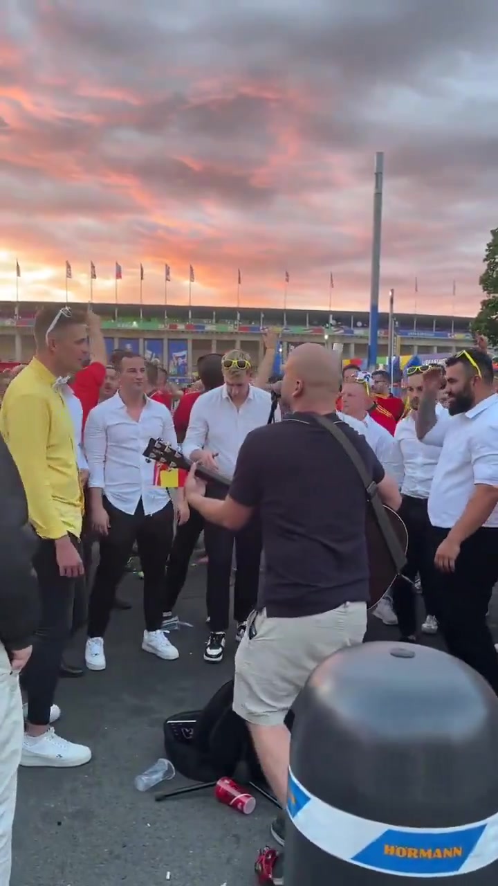 西班牙、克罗地亚和德国球迷在夕阳下一起唱歌